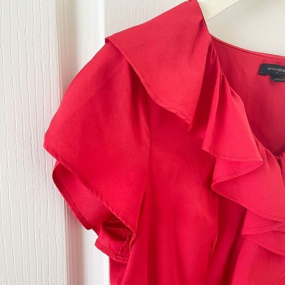 Banana Republic Medium Strawberry Ruffle Shirt Blouse Top‎ with Fabric Buttons - Picture 3 of 10